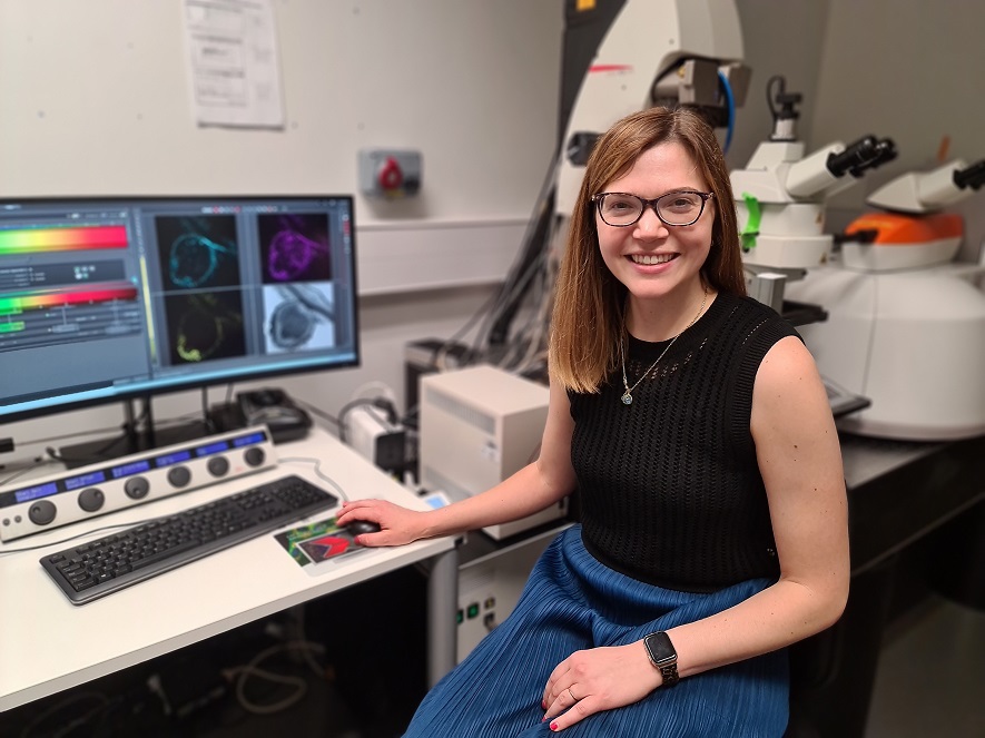 Colleen Drapek at the Leica-Renishaw SP8-FLIMan microscope that she used to do most of her research imaging