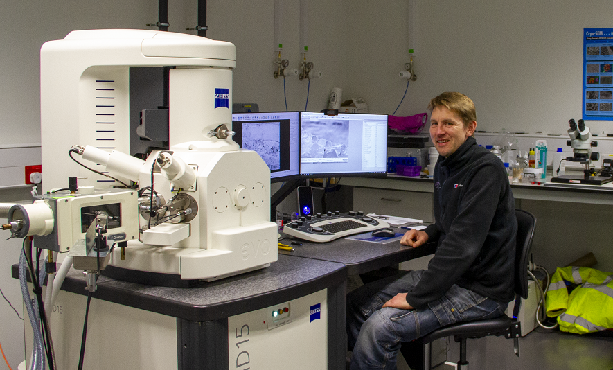 Dr Raymond Wightman at the Zeiss EVO HD15 scanning electron microscope