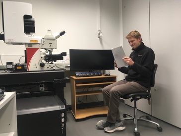 Raymond Wightman reading the user manual on the day the Leica Stellaris 5 was installed in October 2022