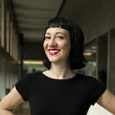 Dr Eva  Hellmann